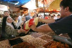 Des millions de musulmans se préparent au ramadan sur fond d'inflation