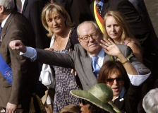 Politique : Jean-Marie Le Pen réélu à la tête du FN