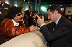 Le colonel Kadhafi en visite à Paris