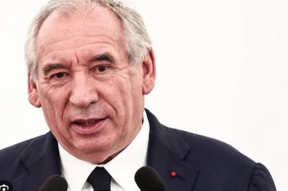 La probable chute du gouvernement Bayrou effraye le CAC 40 La probable chute du gouvernement Bayrou effraye le CAC 40